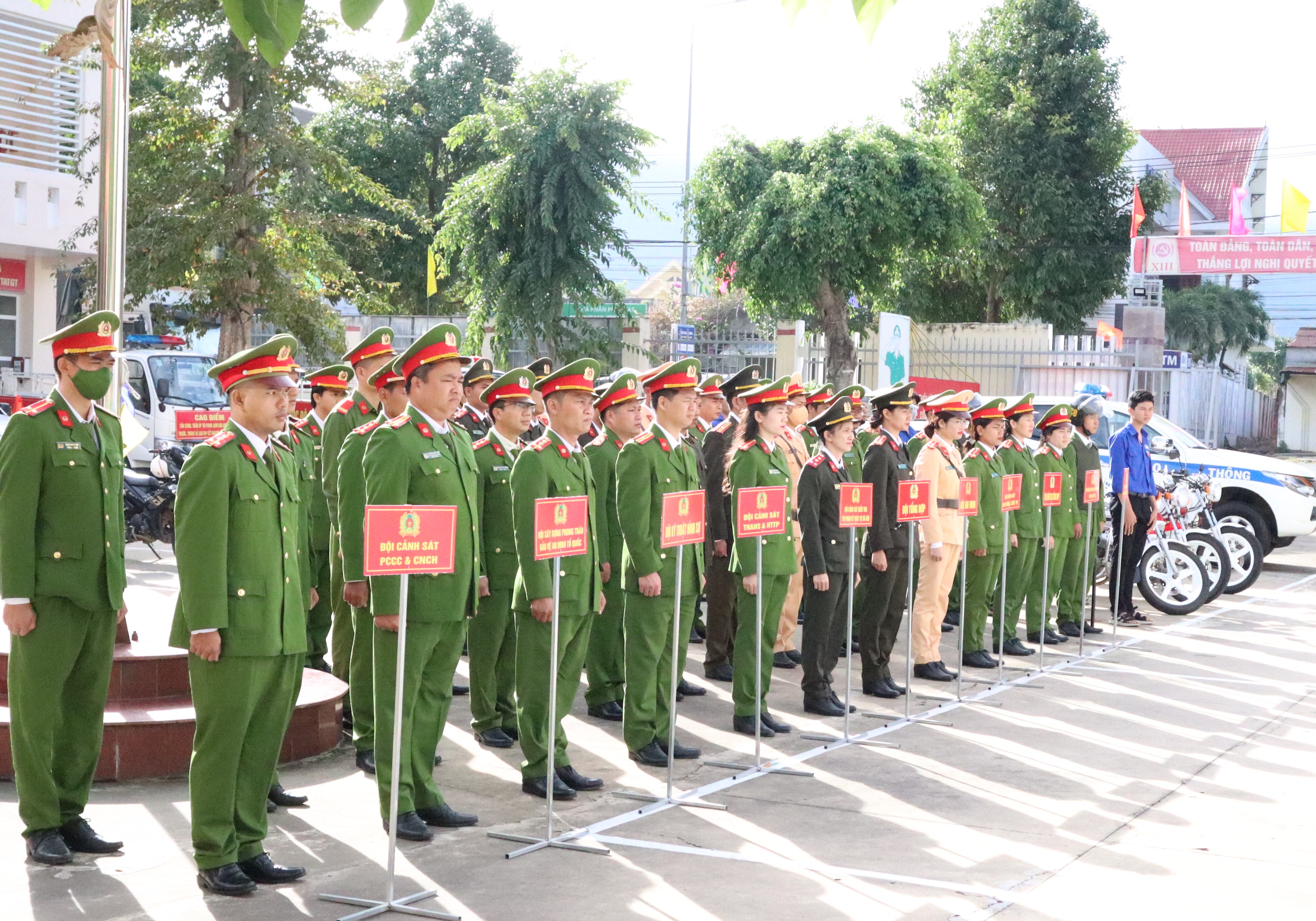 Công an huyện Krông Bông tổ chức Lễ ra quân cao điểm đấu tranh, trấn áp tội phạm năm 2022